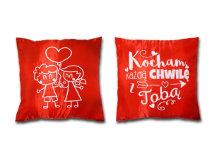 PODUSZKA KOCHAM KAŻDĄ CHWILĘ Z TOBĄ CZERWONA 35x35cm
