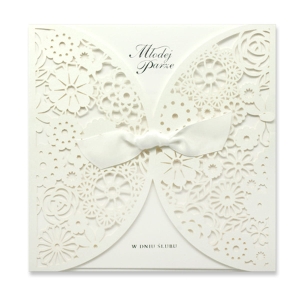 KARTKA ŚLUBNA MŁODEJ PARZE SKRZYDEŁKA AŻUR BIAŁA 16x16cm