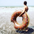 KOŁO DMUCHANE DONUT BRĄZOWE PLAŻOWE PĄCZEK